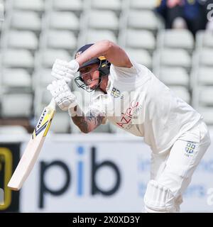 Birmingham, Royaume-Uni. 14 avril 2024. Brydon Carse de Durham en action lors du jour 3 du match de Vitality County Championship Division One entre Warwickshire CCC et Durham CCC à Edgbaston Cricket Ground, Birmingham, Angleterre le 14 avril 2024. Photo de Stuart Leggett. Utilisation éditoriale uniquement, licence requise pour une utilisation commerciale. Aucune utilisation dans les Paris, les jeux ou les publications d'un club/ligue/joueur. Crédit : UK Sports pics Ltd/Alamy Live News Banque D'Images