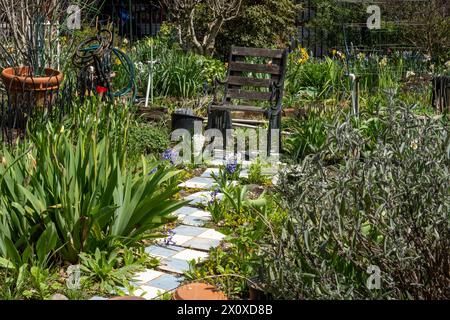 Un jardin urbain bien entretenu à Greenwich Village un après-midi de printemps, 2024, New York City, USA Banque D'Images