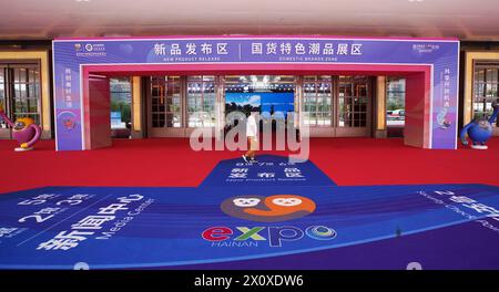 (240414) -- HAIKOU, 14 avril 2024 (Xinhua) -- Un homme passe devant l'entrée de la zone des marques nationales de la quatrième exposition internationale des produits de consommation de Chine (CICPE) à Haikou, capitale de la province de Hainan, dans le sud de la Chine, le 14 avril 2024. Un lot de marques nationales ont attiré beaucoup de visiteurs à l'expo. (Xinhua/Li Mengjiao) Banque D'Images