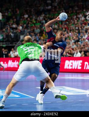 Cologne, Allemagne. 14 avril 2024. Handball : DHB Cup, Füchse Berlin - SG Flensburg-Handewitt, final four, match pour la 3ème place, Lanxess Arena. Paul Drux de Berlin et Mads Mensah Larsen de Flensburg se battent pour le ballon. Crédit : Marius Becker/dpa/Alamy Live News Banque D'Images