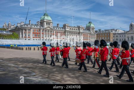 Londres, Royaume-Uni. 14 avril 2024. La famille régimentaire de la Garde écossaise se réunit lors d'un défilé spécial à Westminster le 14 avril 2024 avec son Altesse Royale le duc de Kent, qui cette année a donné 50 années remarquables de service au régiment en tant que colonel, d'abord assister à un service à la chapelle des gardes, déposer une couronne au monument commémoratif des gardes sur Horse Guards Road, et saluer le passé de marche du régiment sur Birdcage Walk. Crédit : Malcolm Park/Alamy Live News Banque D'Images