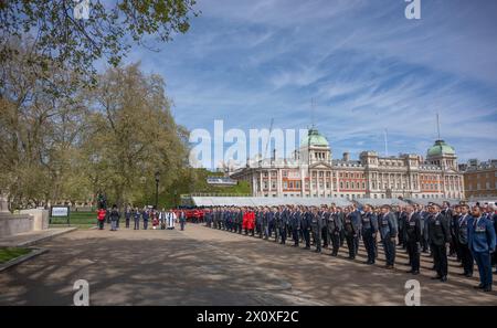 Londres, Royaume-Uni. 14 avril 2024. La famille régimentaire de la Garde écossaise se réunit lors d'un défilé spécial à Westminster le 14 avril 2024 avec son Altesse Royale le duc de Kent, qui cette année a donné 50 années remarquables de service au régiment en tant que colonel, d'abord assister à un service à la chapelle des gardes, déposer une couronne au monument commémoratif des gardes sur Horse Guards Road, et saluer le passé de marche du régiment sur Birdcage Walk. Crédit : Malcolm Park/Alamy Live News Banque D'Images