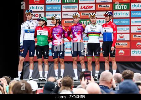 MAASTRICHT - Lorena Wiebes (troisième à partir de la droite), demi Vollering (à droite) au départ de l'Amstel Gold Race 2024 le 14 avril 2024 à Maastricht, pays-Bas. Cette course cycliste d'une journée fait partie de l'UCI WorldTour. ANP VINCENT JANNINK Banque D'Images