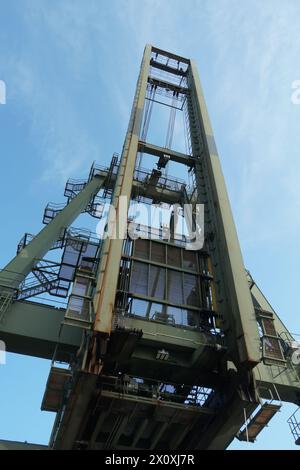 La grue portique verte en position verticale vue du bas dans le terminal à conteneurs attend l'opération de fret dans le port de Houston aux États-Unis. Banque D'Images