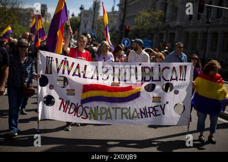 Madrid, Madrid, Espagne. 14 avril 2024. Des centaines de personnes portant des bannières et des drapeaux républicains espagnols, lors de la marche du 93ème anniversaire de la deuxième république espagnole, dans les rues de Madrid, sous la devise ''la troisième République''.la deuxième république espagnole a été proclamée le 14 avril 1931 et a été interrompue en 1936 par un coup d'État, ce qui a conduit à trois ans de guerre civile. (Crédit image : © Luis Soto/ZUMA Press Wire) USAGE ÉDITORIAL SEULEMENT! Non destiné à UN USAGE commercial ! Banque D'Images