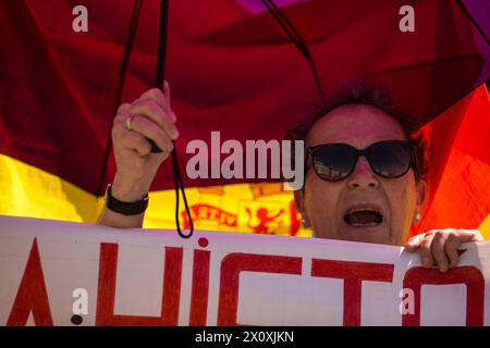 Madrid, Madrid, Espagne. 14 avril 2024. Une femme crie en se couvrant du soleil avec un parapluie, lors de la marche du 93ème anniversaire de la deuxième république espagnole, dans les rues de Madrid, sous le slogan ''la troisième République''. La deuxième république espagnole a été proclamée le 14 avril, 1931 et a été interrompu en 1936 par un coup d'État, qui a conduit à trois ans de guerre civile. (Crédit image : © Luis Soto/ZUMA Press Wire) USAGE ÉDITORIAL SEULEMENT! Non destiné à UN USAGE commercial ! Banque D'Images