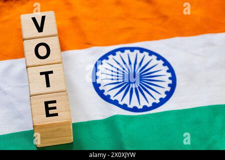 Inde vote, concept, mot vote écrit sur des blocs de bois à l'intérieur du drapeau indien, gros plan Banque D'Images