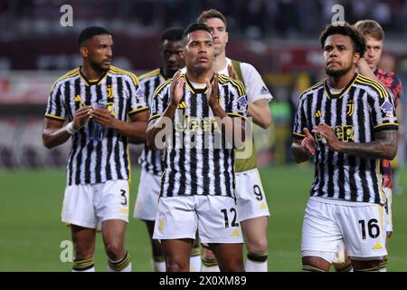 Turin, Italie. 14 avril 2024. Italie, Turin, apriI 13 2024 : Alex Sandro (Juventus) salue les fans dans les gradins à la fin du match de football Torino FC vs Juventus FC, Serie A 2023-2024 day 32 at Olimpico StadiumTorino FC vs Juventus FC, Lega Calcio Serie A Tim 2023/2024 day 32 at Olimpico Stadium Grande Torino (photo de Fabrizio Andrea Bertani/Pacific Press) crédit : Pacific Press Media production Corp./Alamy Live News Banque D'Images