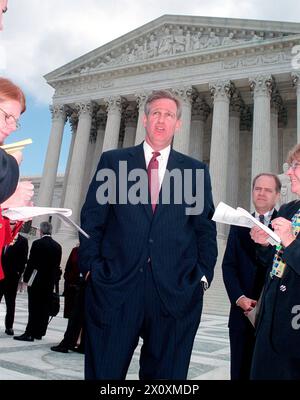 Le procureur général Jeremiah W. (Jay) Nixon (démocrate du Missouri) parle aux journalistes sur les marches de la Cour suprême des États-Unis à Washington, DC après les plaidoiries orales dans 'Nixon v. Shrink Missouri Government PAC (affaire n ° 98-963)' devant la Cour suprême des États-Unis le 5 octobre 1999. Crédit : Ron Sachs/CNP Banque D'Images