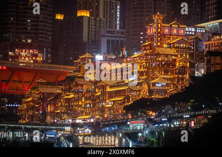 Chongqing, Chine. 14 avril 2024. Vue de Chongqing la nuit. Le voyage du chancelier Scholz à Chongqing, Shanghai et Pékin portera sur les relations économiques avec la deuxième économie mondiale, la guerre en Ukraine, le conflit à propos de Taiwan et la situation des droits de l'homme en Chine. Crédit : Michael Kappeler/dpa/Alamy Live News Banque D'Images