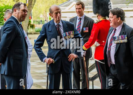 Londres, Royaume-Uni. 14 avril 2024. SAR le duc de Kent arrive pour assister au défilé du dimanche noir des Scots Guards dans sa 50e année comme colonel du régiment. Le défilé a eu lieu à la chapelle des gardes, au mémorial des gardes, et à Wellington Barracks, Westminster. Le dimanche noir est un moment fort de l'année pour le régiment, dont l'histoire remonte à 1642. C'est leur service annuel du dimanche du souvenir et la parade où ils rendent hommage à tous ceux qui sont allés avant, Credit : Guy Bell/Alamy Live News Banque D'Images