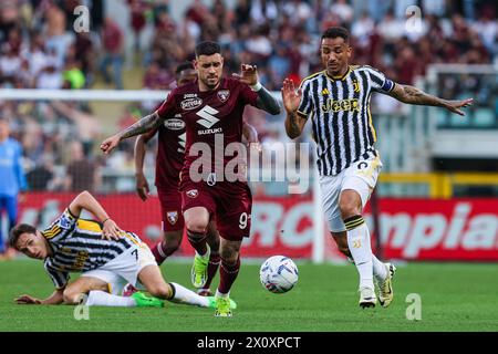 Luiz da Silva Danilo de la Juventus FC (R) concourt pour le ballon avec Antonio Sanabria de Torino FC (l) en action lors du match de Serie A 2023/24 entre le Torino FC et la Juventus FC au Stadio Olimpico Grande Torino. Score final ; Turin 0:0 Juventus. Banque D'Images