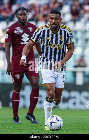 Gleison Bremer de la Juventus FC vu en action lors du match de football de Serie A 2023/24 entre le Torino FC et le Juventus FC au Stadio Olimpico Grande Torino. Score final ; Turin 0:0 Juventus. Banque D'Images