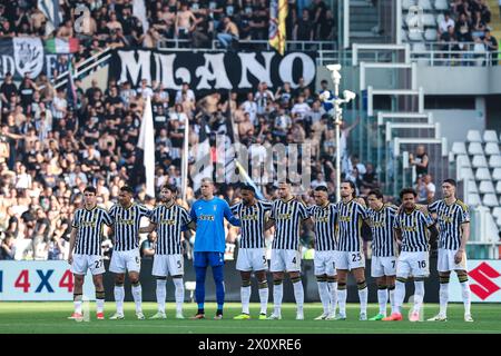 Turin, Italie. 13 avril 2024. L’équipe du Juventus FC observe une minute de silence pour les victimes d’une récente tragédie de la centrale hydroélectrique lors du match de Serie A 2023/24 entre le Torino FC et le Juventus FC au Stadio Olimpico Grande Torino, Turin, Italie, le 13 avril, 2024 - photo FCI/Fabrizio Carabelliseen en action lors du match de football Serie A 2023/24 entre Torino FC et Juventus FC au Stadio Olimpico Grande Torino. Score final ; Turin 0:0 Juventus. (Photo de Fabrizio Carabelli/SOPA images/Sipa USA) crédit : Sipa USA/Alamy Live News Banque D'Images