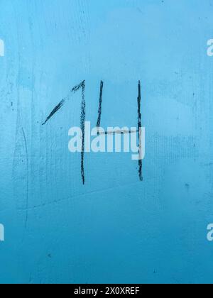 Maison numéro 14 écrit sur porte en bois bleu, image verticale Banque D'Images