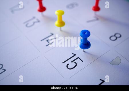 Épingle à dessin sur le calendrier, jours du mois Banque D'Images