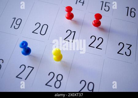 Épingle à dessin sur le calendrier, jours du mois Banque D'Images