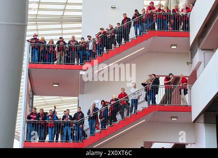 Arrivée de l'équipe dans le Teambus avec fansbefore the match BAYER 04 LEVERKUSEN - SV WERDER BRÊME le 14 avril 2024 à Leverkusen, Allemagne. Saison 2023/2024, 1.Bundesliga,, Journée 29, 29.Spieltag photographe : ddp images / STAR-images - LA RÉGLEMENTATION DFL INTERDIT TOUTE UTILISATION DE PHOTOGRAPHIES comme SÉQUENCES D'IMAGES et/ou QUASI-VIDÉO - Banque D'Images