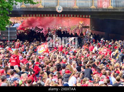 Arrivée de l'équipe dans le Teambus avec fansbefore the match BAYER 04 LEVERKUSEN - SV WERDER BRÊME le 14 avril 2024 à Leverkusen, Allemagne. Saison 2023/2024, 1.Bundesliga,, Journée 29, 29.Spieltag photographe : ddp images / STAR-images - LA RÉGLEMENTATION DFL INTERDIT TOUTE UTILISATION DE PHOTOGRAPHIES comme SÉQUENCES D'IMAGES et/ou QUASI-VIDÉO - Banque D'Images