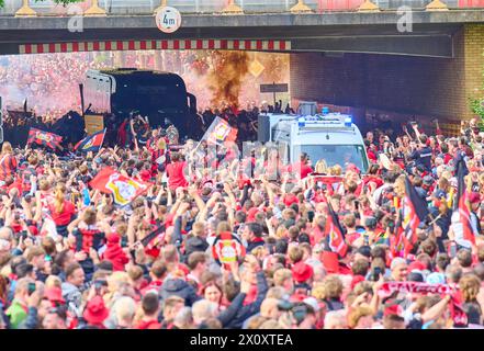 Arrivée de l'équipe dans le Teambus avec fansbefore the match BAYER 04 LEVERKUSEN - SV WERDER BRÊME le 14 avril 2024 à Leverkusen, Allemagne. Saison 2023/2024, 1.Bundesliga,, Journée 29, 29.Spieltag photographe : ddp images / STAR-images - LA RÉGLEMENTATION DFL INTERDIT TOUTE UTILISATION DE PHOTOGRAPHIES comme SÉQUENCES D'IMAGES et/ou QUASI-VIDÉO - Banque D'Images