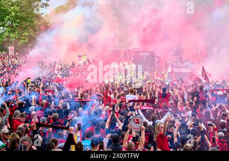 Arrivée de l'équipe dans le Teambus avec fansbefore the match BAYER 04 LEVERKUSEN - SV WERDER BRÊME le 14 avril 2024 à Leverkusen, Allemagne. Saison 2023/2024, 1.Bundesliga,, Journée 29, 29.Spieltag photographe : ddp images / STAR-images - LA RÉGLEMENTATION DFL INTERDIT TOUTE UTILISATION DE PHOTOGRAPHIES comme SÉQUENCES D'IMAGES et/ou QUASI-VIDÉO - Banque D'Images