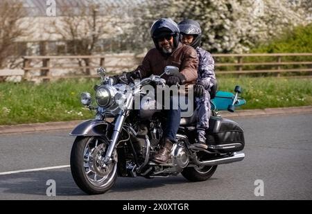Milton Keynes, UK- 14 avril 2024 : 2008 Harley Davidson flhrse 3 Road King sur une route britannique Banque D'Images