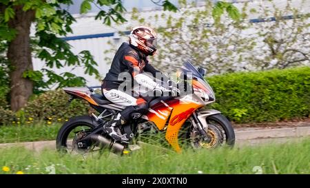 Milton Keynes, Royaume-Uni- avril 14th 2024:2015 Honda CBR moto sur une route britannique Banque D'Images