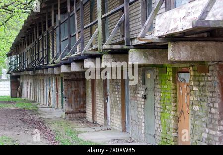 Beaucoup de vieilles granges de deux étages dans la ville Banque D'Images