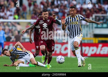 Turin, Italie. 13 avril 2024. Luiz da Silva Danilo de la Juventus FC (R) concourt pour le ballon avec Antonio Sanabria de Torino FC (l) en action lors du match de Serie A 2023/24 entre le Torino FC et la Juventus FC au Stadio Olimpico Grande Torino. Score final ; Turin 0:0 Juventus. (Photo de Fabrizio Carabelli/SOPA images/Sipa USA) crédit : Sipa USA/Alamy Live News Banque D'Images