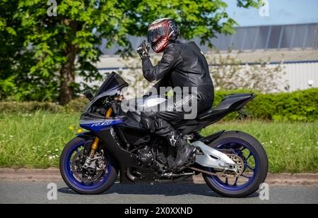 Milton Keynes, Royaume-Uni- 14 avril 2024 : homme en cuirs de moto noirs conduisant une moto Yamaha sur une route britannique Banque D'Images