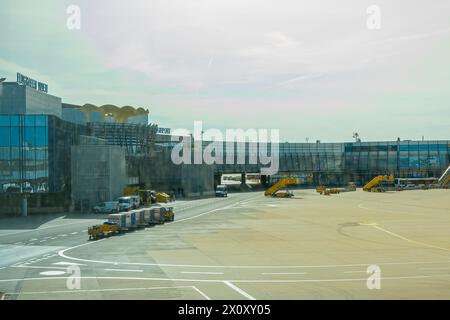 Aéroport de Vienne avec avions atterrissant et décollant, camions autour ; Autriche, Vienne, Autriche, 09 avril 2024. Banque D'Images