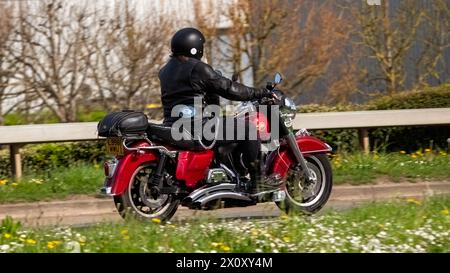 Milton Keynes, UK- 14 avril 2024 : 1993 Harley Davidson moto sur une route britannique Banque D'Images