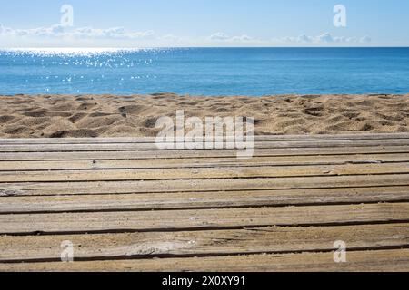 Table de planche en bois avec espace libre pour votre produit ou texte publicitaire. Paysage de bord de mer. Banque D'Images