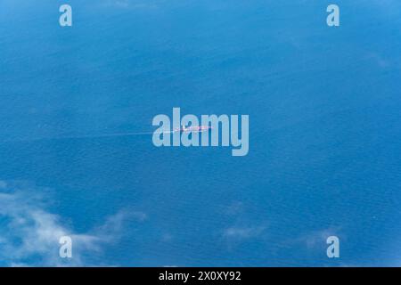 Vue aérienne d'un navire-citerne ou d'un vraquier naviguant sur la mer. Banque D'Images
