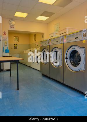 Un intérieur typique de laverie / laverie avec lave-linge et sèche-linge à pièces - blanchisserie libre-service Banque D'Images