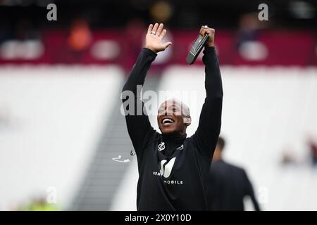 LONDRES, Royaume-Uni - 14 avril 2024 : Luis Boa morte, assistant manager de Fulham, célèbre devant les supporters le match de premier League entre West Ham United et Fulham FC au London Stadium (crédit : Craig Mercer/ Alamy Live News) Banque D'Images