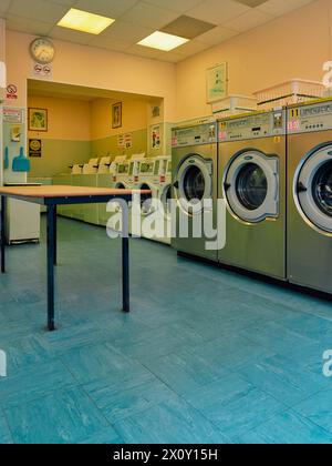 Un intérieur typique de laverie / laverie avec lave-linge et sèche-linge à pièces - blanchisserie libre-service Banque D'Images