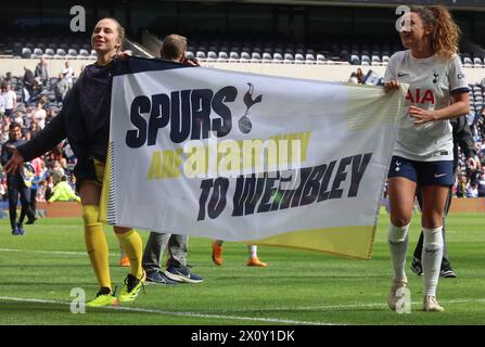 Londres, Royaume-Uni. 14 avril 2024. LONDRES, ANGLETERRE - étincelles avec bannière après la demi-finale de la FA Cup Adobe Women's FA Cup match de football entre Tottenham Hotspur Women et Leicester City Women au Tottenham Stadium à Londres le 14 avril 2024 crédit : action Foto Sport/Alamy Live News Banque D'Images