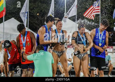 Province de Laguna, Philippines. 14 avril 2024. Les médaillés célèbrent lors de la cérémonie de remise des prix au Volleyball World Beach Pro Tour futures dans la province de Laguna, aux Philippines, le 14 avril 2024. Crédit : Rouelle Umali/Xinhua/Alamy Live News Banque D'Images