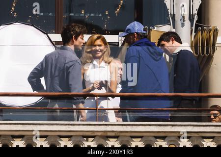 Zendaya, Mike Faist, Josh O'Connor et Luca Guadagnino arrivent à Piazza Duomo pour la photocall de la première italienne de Challengers à Milan, Italie, le 14 avril 2024. (Photo de Alessandro Bremec/NurPhoto) Banque D'Images