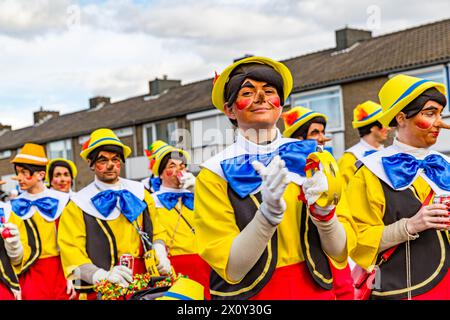 Beek, Limbourg du Sud, pays-Bas. 3 mars 2014. Les gens habillés en pinocchios, portant des vêtements jaunes, rouges, bleus et bruns, défilant à travers la foule enj Banque D'Images