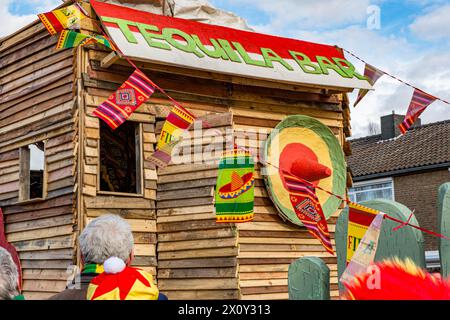 Beek, Limbourg du Sud, pays-Bas. 3 mars 2014. Flotteur de carnaval décoré avec un bâtiment en bois avec inscription Tequila Bar, défilant à travers la foule, f Banque D'Images