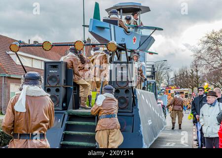 Beek, Limbourg du Sud, pays-Bas. 3 mars 2014. Flotteur de carnaval décoré d'un avion, les gens vêtus de vêtements de pilote bruns, défilant à travers la cr Banque D'Images