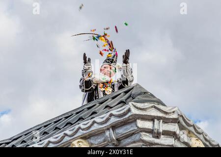 Beek, Limbourg du Sud, pays-Bas. 3 mars 2014. Junior Carnival prince jetant des bonbons sur le dessus du flotteur décoré, veste élégante avec garniture argentée et Banque D'Images