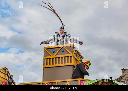 Beek, Limbourg du Sud, pays-Bas. 3 mars 2014. Prince de carnaval sur le dessus du flotteur décoré, veste élégante avec des décorations argentées et cape avec bocor Banque D'Images