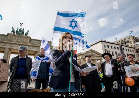 Des centaines de manifestants se sont rassemblés à la porte de Brandebourg à Berlin le dimanche 14 avril 2024, se rassemblant sous la bannière 'Hands Off Israel! Nous nous opposons ensemble à la terreur du régime iranien. » L’événement de Pariser Platz a été marqué par des appels à la solidarité avec Israël suite aux attaques directes sans précédent depuis le sol iranien. Les intervenants de l’événement ont souligné le lancement de centaines de drones et de missiles de croisière par l’Iran comme une escalade significative. La réunion a souligné la perception de l'Iran comme une menace non seulement régionale mais internationale. Le cri de ralliement à la manifestation de Berlin Banque D'Images