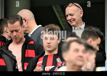 Leverkusen, Allemagne. 14 avril 2024. Football, Bundesliga, Bayer 04 Leverkusen - SV Werder Brême, Journée 29, BayArena. Bernd Neuendorf (arrière, R), président de la Fédération allemande de football (DFB), arrive pour le match. NOTE IMPORTANTE : conformément aux règlements de la DFL German Football League et de la DFB German Football Association, il est interdit d'utiliser ou de faire utiliser des photographies prises dans le stade et/ou du match sous forme d'images séquentielles et/ou de séries de photos de type vidéo. Crédit : Federico Gambarini/dpa/Alamy Live News Banque D'Images