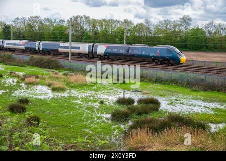 Virgin Pendolino train inclinable vu passant par Winwick sur la ligne principale de la côte ouest. Banque D'Images