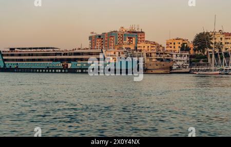 Gouvernorat d'Assouan, Égypte janvier 2024 : bateaux d'excursion touristique sur le Nil près d'Assouan Banque D'Images