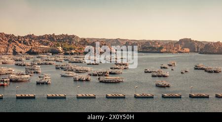 Gouvernorat d'Assouan, Égypte janvier 2024 : les touristes visitent le port de bateau sur le Nil Banque D'Images